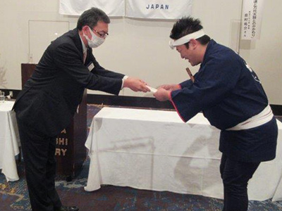 お礼の言葉と謝礼贈呈