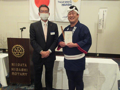 お礼の言葉と謝礼贈呈