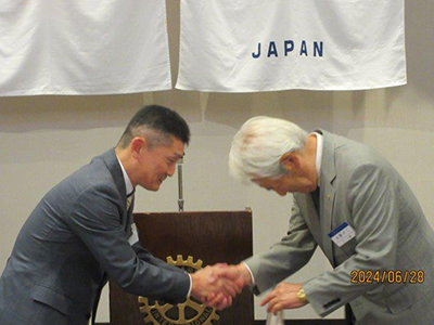 会長と握手