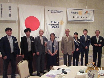 100％出席バッチの贈呈