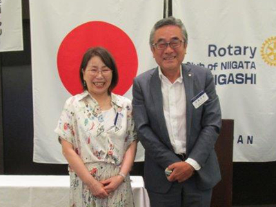 100％出席バッチの贈呈