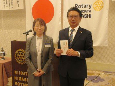 お礼の言葉と謝礼贈呈