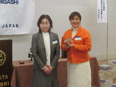 100%出席バッチの贈呈