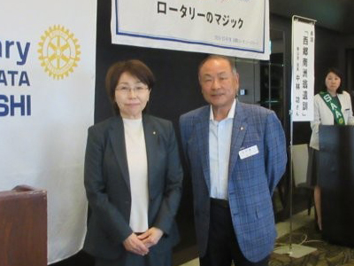 100％出席バッチの贈呈