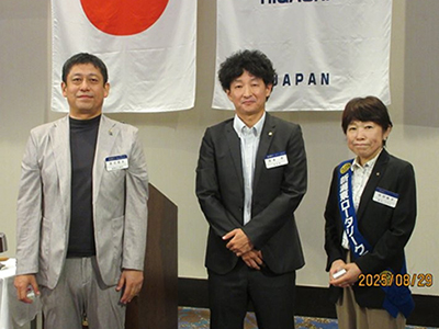 100％出席バッチの贈呈