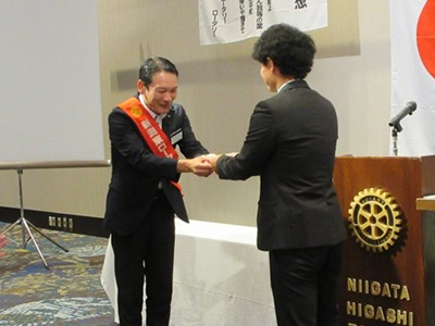 100％出席バッチの贈呈