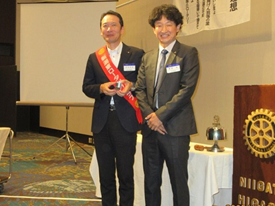 100％出席バッチの贈呈