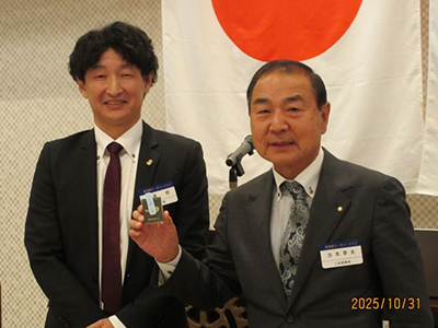 100％出席バッチの贈呈