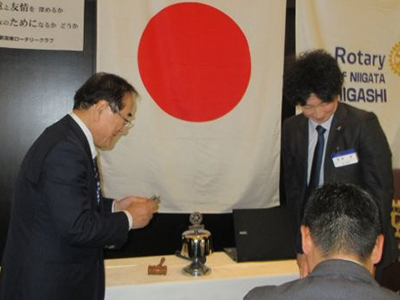 100％出席バッチの贈呈