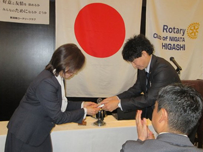 100％出席バッチの贈呈