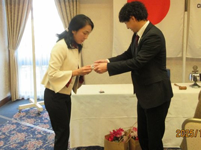 100％出席バッチの贈呈