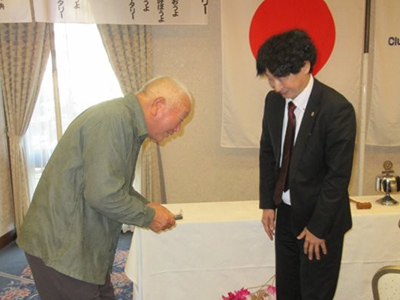 100％出席バッチの贈呈