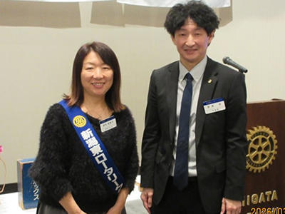 100％出席バッチの贈呈