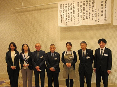 100％出席バッチの贈呈